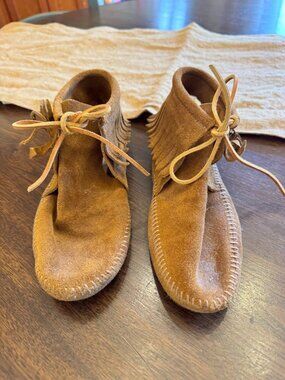 Minnetonka Womens 7.5 Classic Fringe Softsole  Brown Suede Ankle Boots